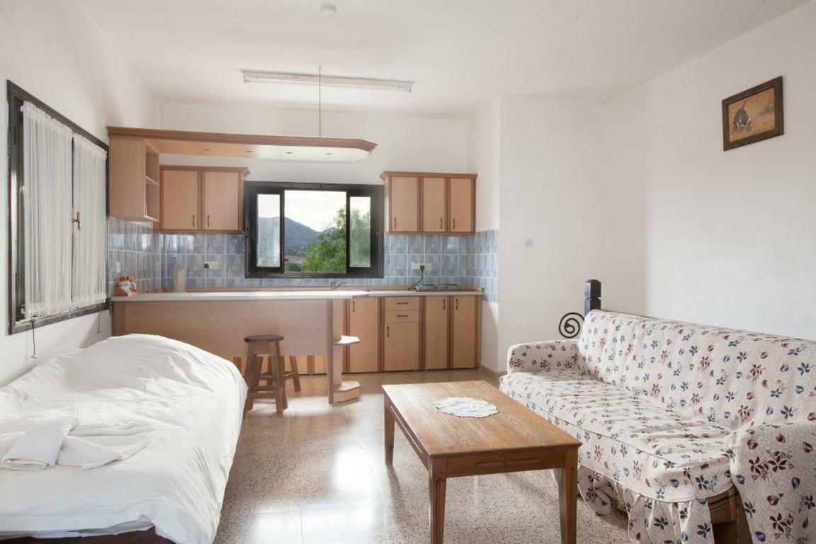 Balci Plaza Hotel And Balci Plaza Guest Bungalows Karpaz Peninsula Selenias ภายนอก รูปภาพ