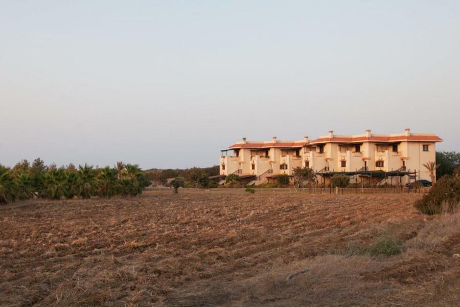 Balci Plaza Hotel And Balci Plaza Guest Bungalows Karpaz Peninsula Selenias ภายนอก รูปภาพ